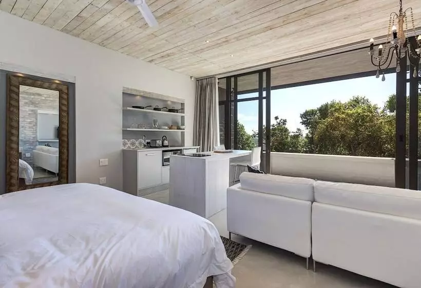 Standard-studio, The House Quarters