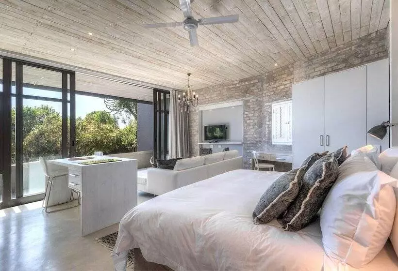 Standard-studio, The House Quarters