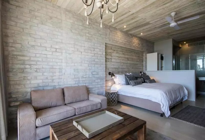 Standard-studio, The House Quarters