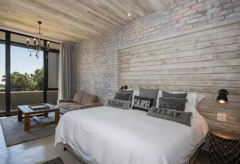 Standard-studio, The House Quarters