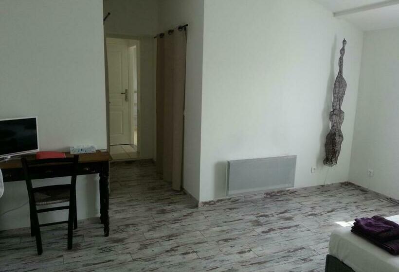 Quarto Estandar Vista Piscina, B&b La Difference