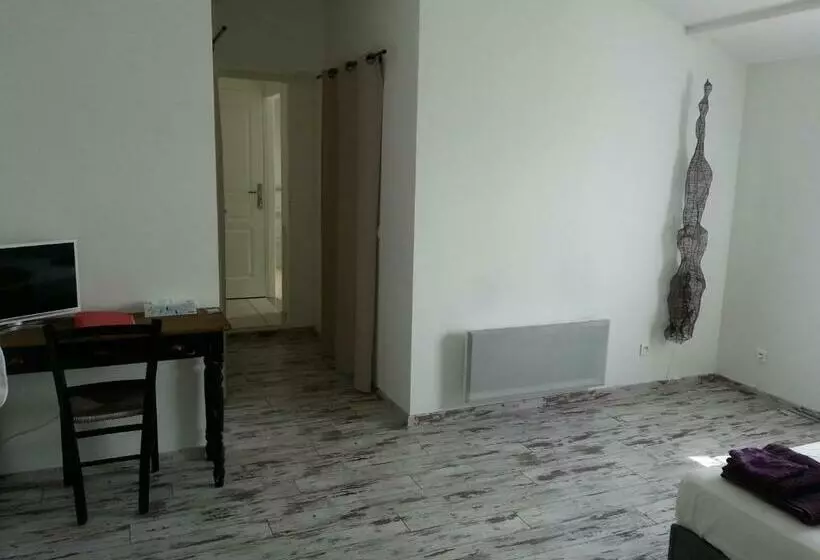 Chambre Standard Vue Piscine, B&b La Difference