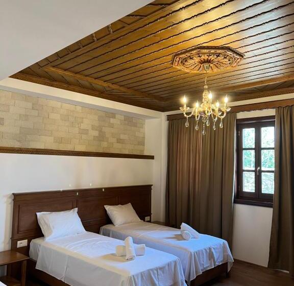 标准三人间, Castle