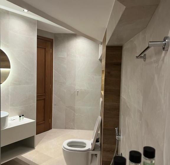 标准三人间, Castle