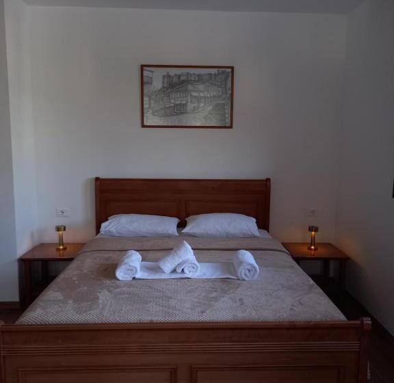 带城市景观的标准间, Castle