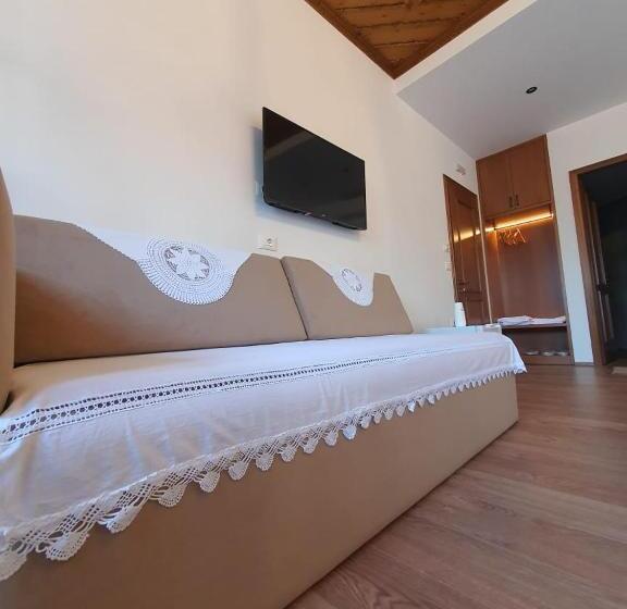 标准三人间, Castle