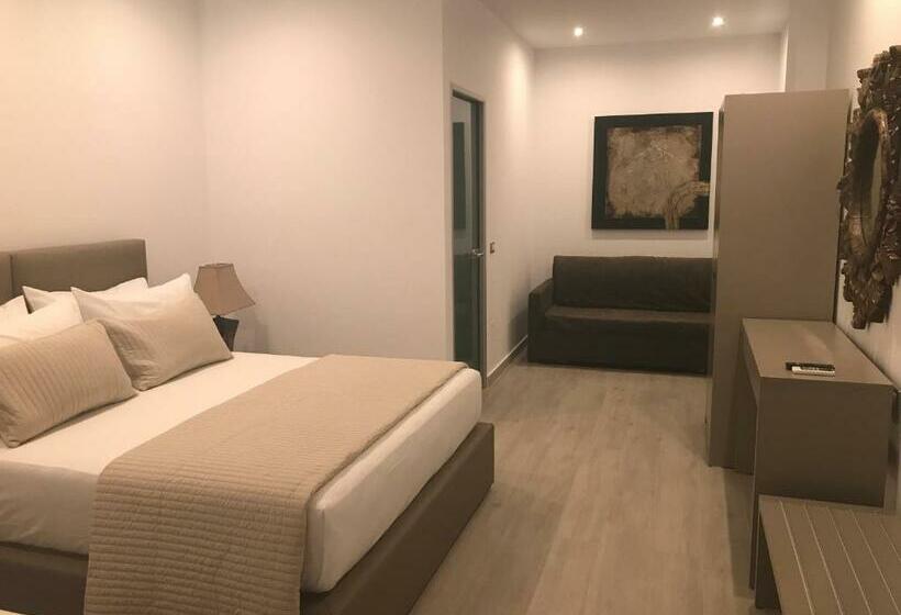 اتاق خانوادگی با چشم‌انداز دریا, Golden View Residence