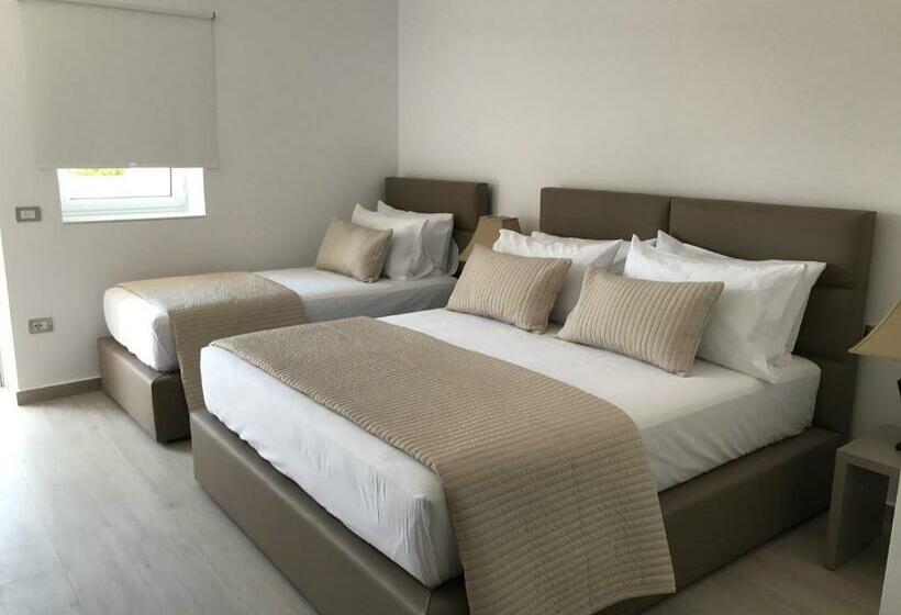 اتاق خانوادگی با چشم‌انداز دریا, Golden View Residence