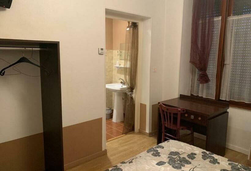 Номер Economy с общей ванной комнатой, Hôtel Le Cosy