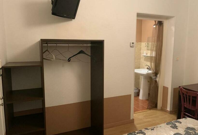 Номер Economy с общей ванной комнатой, Hôtel Le Cosy