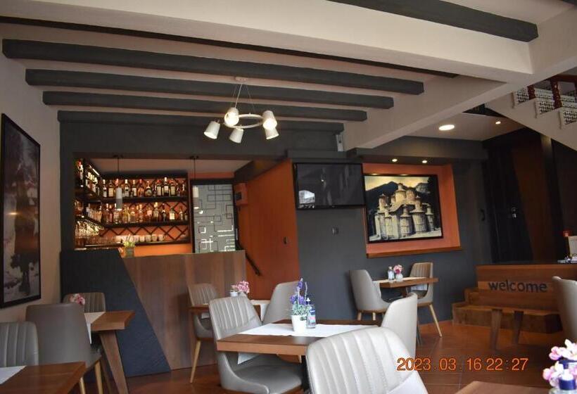 غرفة قياسية ثلاثية ذات اطلالة, Meteora