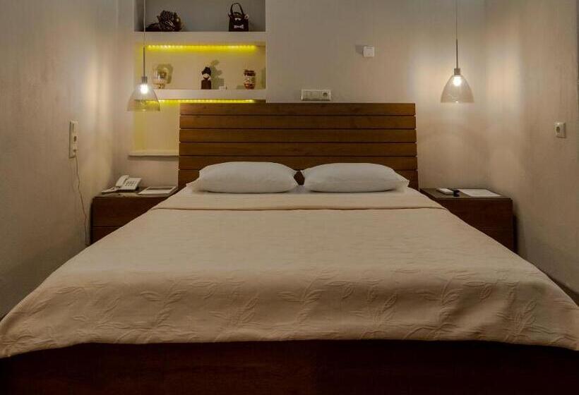 غرفة قياسية مزوَّدة بشُرفة, Meteora