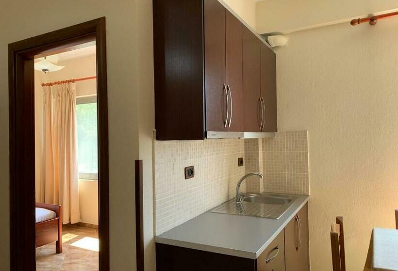 スタンダードスタジオ, The First Hotel Saranda