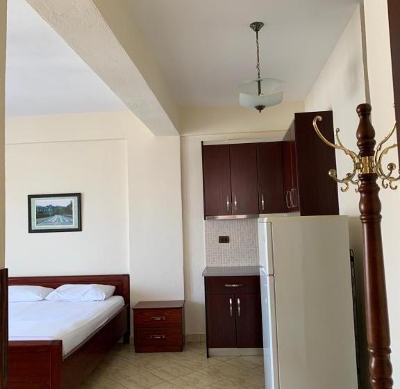 ファミリーステューディオ, The First Hotel Saranda