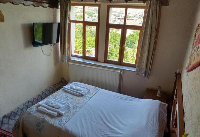 اتاق اکونومی, Unicorn Cave