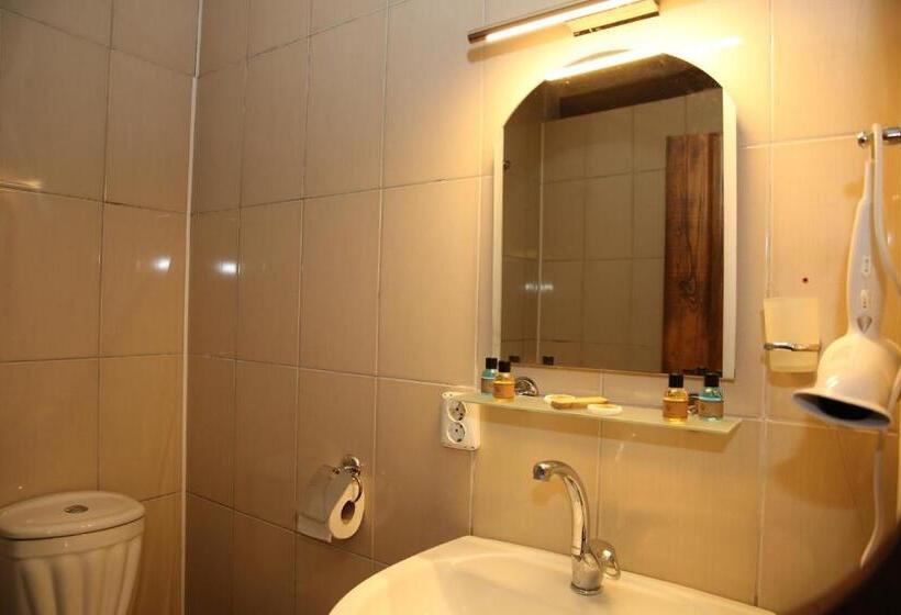 اتاق خانوادگی, Unicorn Cave