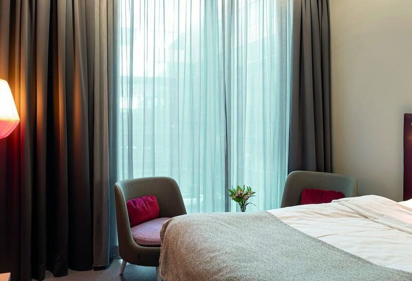 اتاق لوکس, Elite Hotel Academia