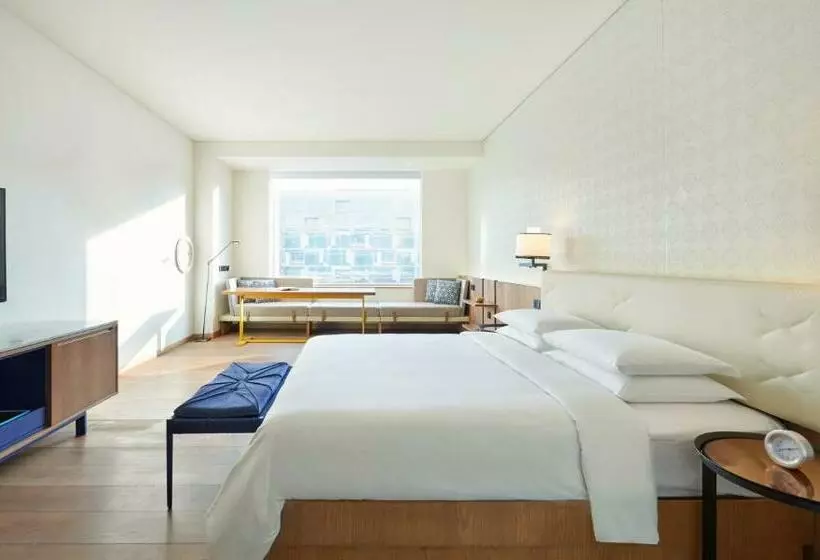 キングサイズベッドのスタンダードルーム, Andaz Delhi, By Hyatt