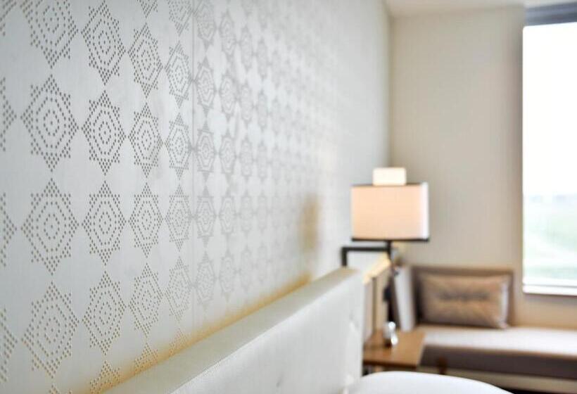 חדר סטנדרט עם מיטת קינג, Andaz Delhi, By Hyatt