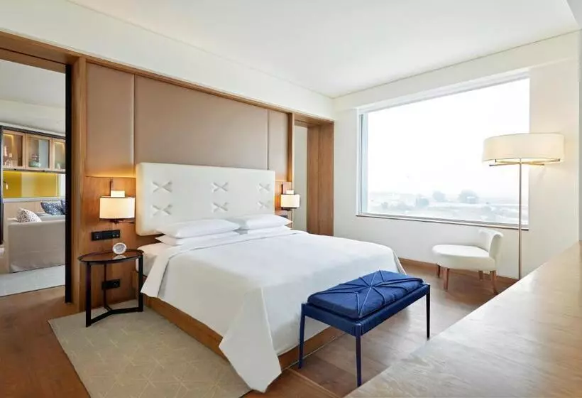 キングサイズベッドのスイートルーム, Andaz Delhi, By Hyatt