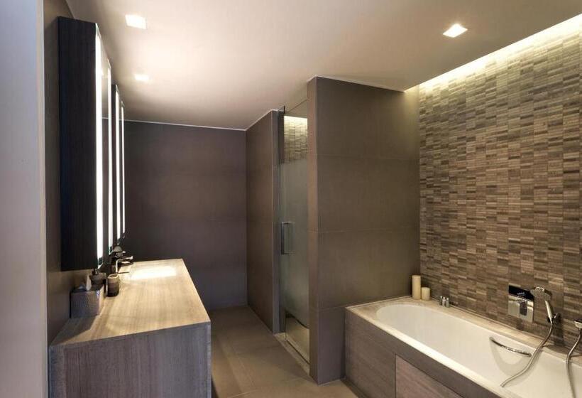 מיטת קינג בסוויטה, Andaz Delhi, By Hyatt