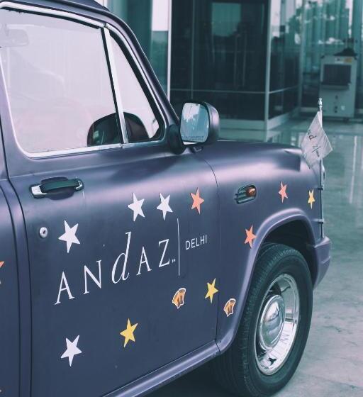 מיטת קינג בסוויטה, Andaz Delhi, By Hyatt