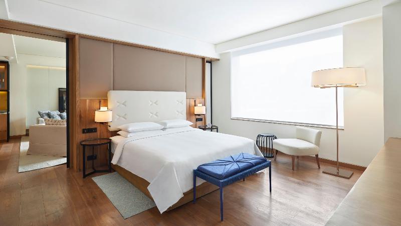 מיטת קינג בסוויטה, Andaz Delhi, By Hyatt