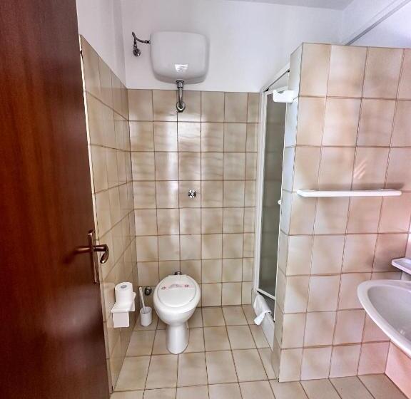 标准三人间, Holiday