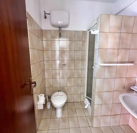 اتاق استاندارد سه نفره, Holiday