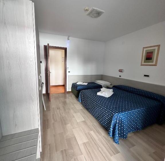 标准三人间, Holiday