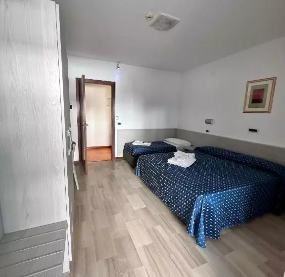 اتاق استاندارد سه نفره, Holiday