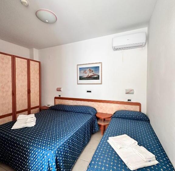 标准三人间, Holiday