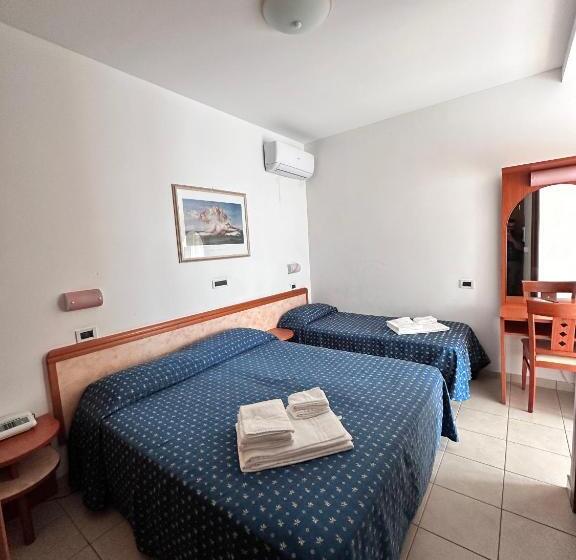 标准三人间, Holiday