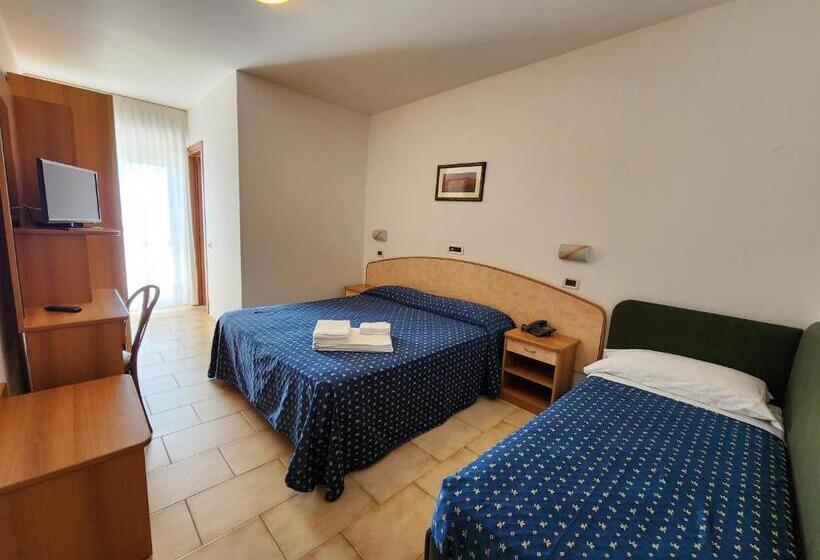 标准三人间, Holiday