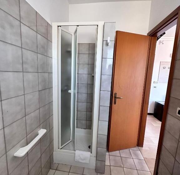 四人标准间, Holiday