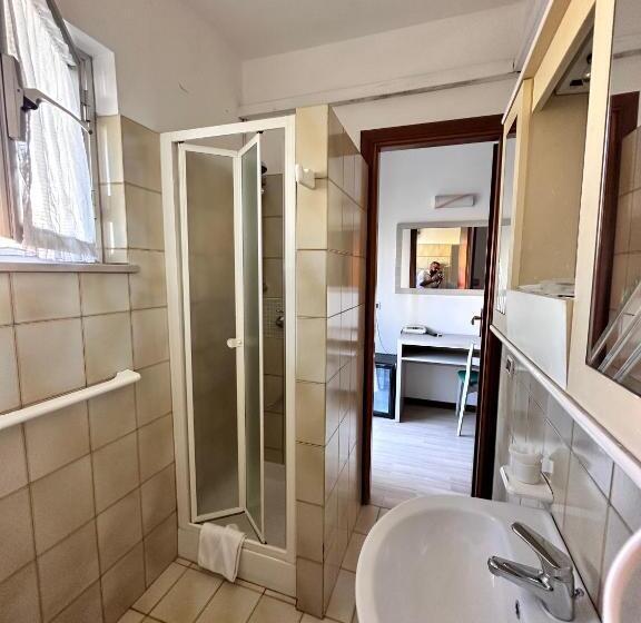 四人标准间, Holiday