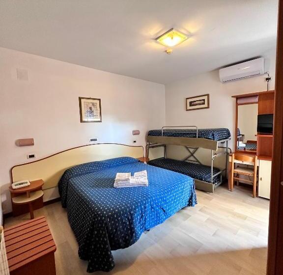 四人标准间, Holiday