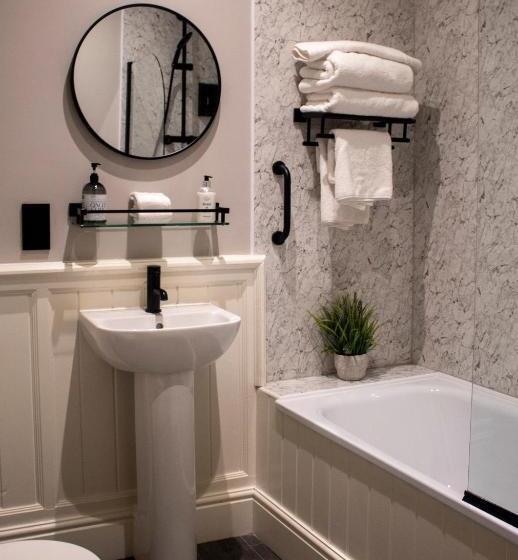 Номер Deluxe, J.d.young