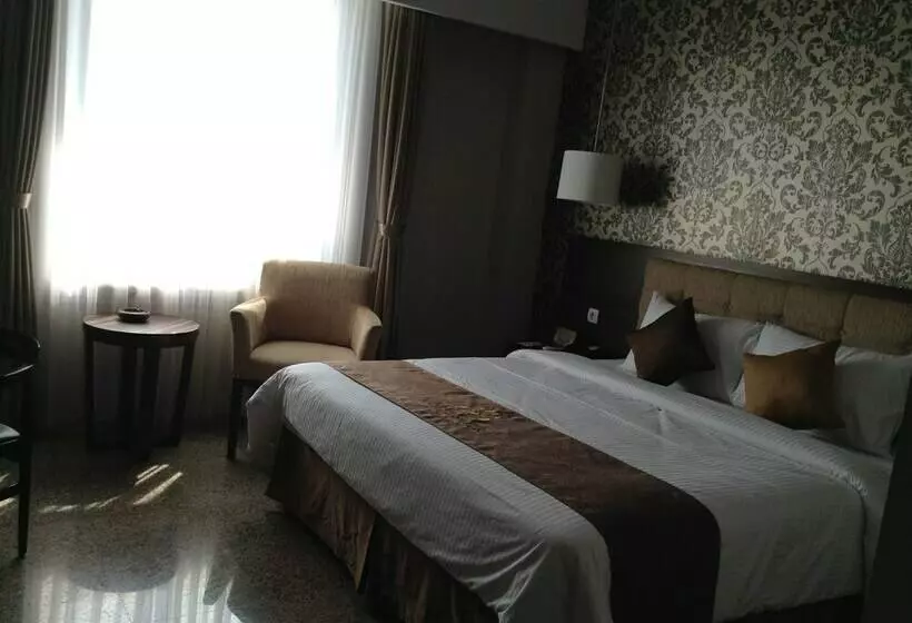 Deluxe Rum, Safira Magelang