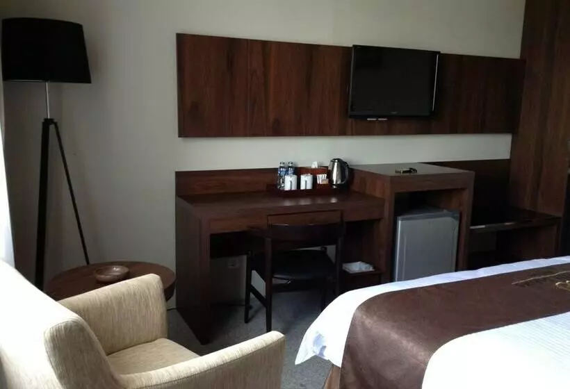 Deluxe Rum, Safira Magelang