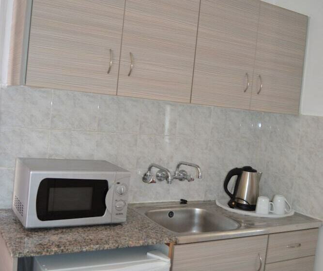 Escritório Estándar, Irene's Apartments