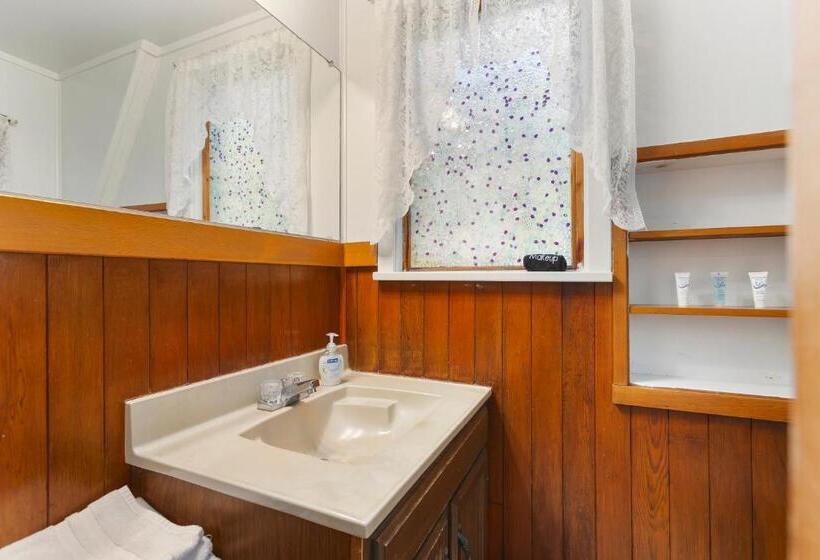 جناح, Robin Hood Village Resort