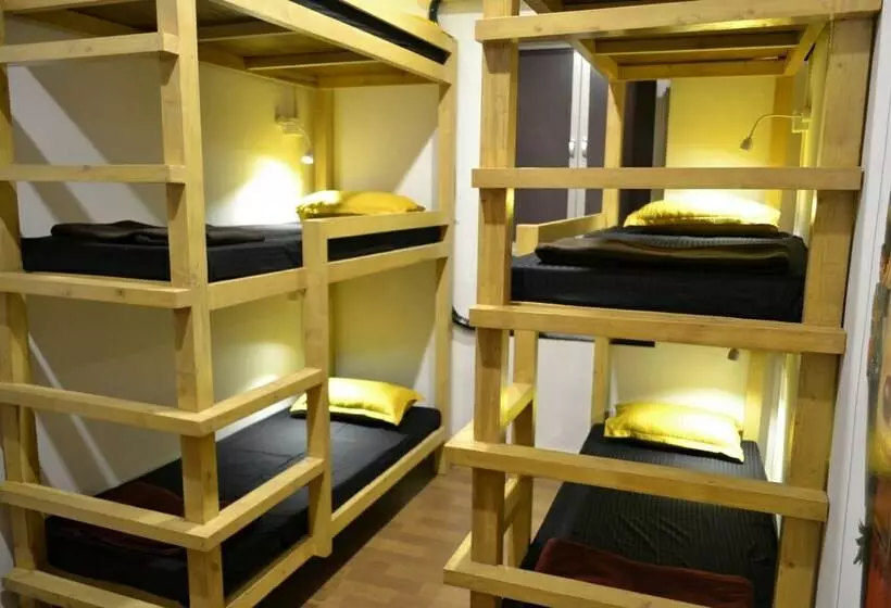 تختخواب در اتاق مشترک, Bombay Backpackers
