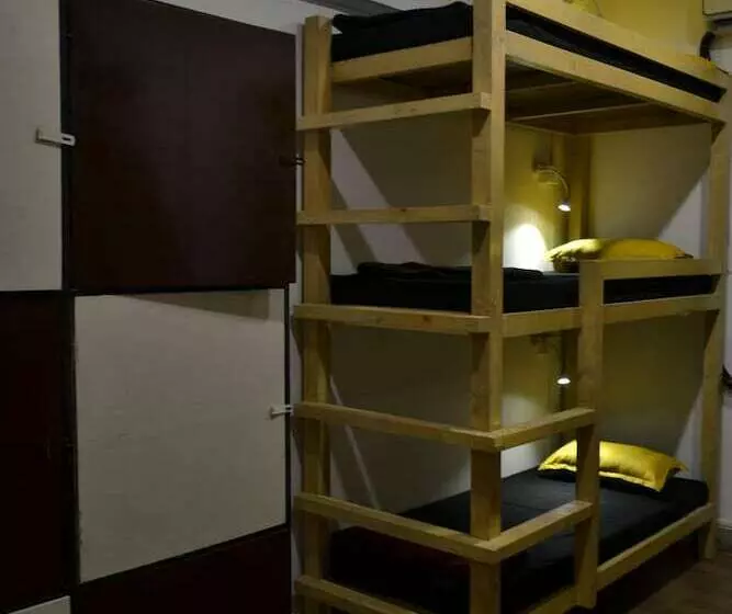 تختخواب در اتاق مشترک, Bombay Backpackers