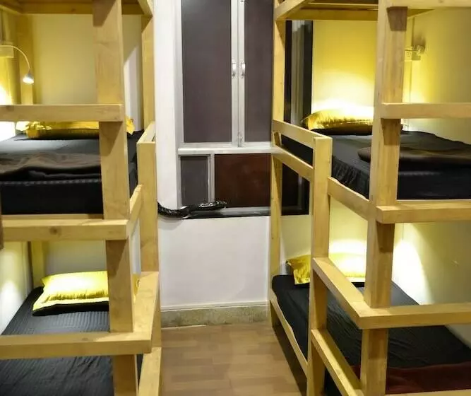 تختخواب در اتاق مشترک, Bombay Backpackers
