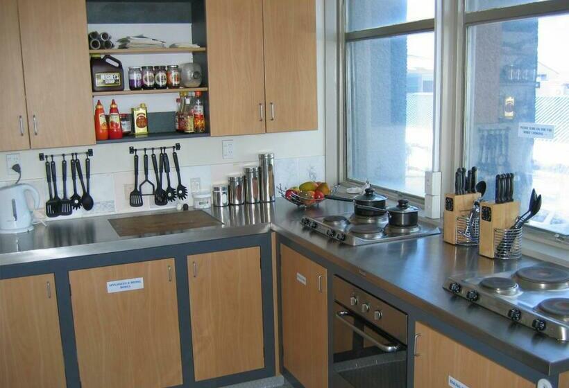 共用房间的床, Point Break Backpackers