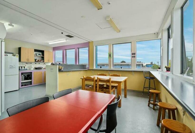 标准单人间共用浴室, Point Break Backpackers