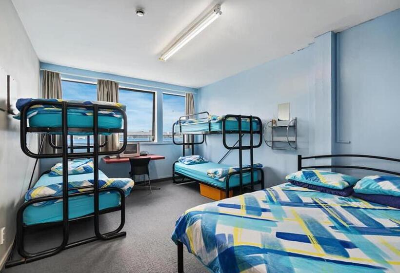 经典家庭房间, Point Break Backpackers