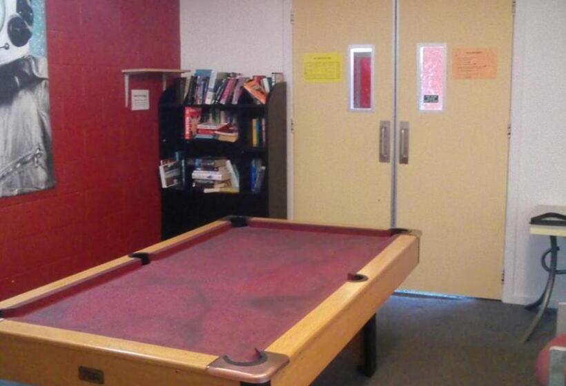 经典家庭房间, Point Break Backpackers