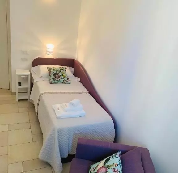 اتاق استاندارد یک نفره, Tobacco Suite